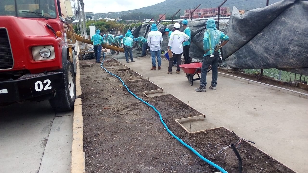 Equipo de ForTre trabajando en el colado de aceras en Antiguo Cuscatlán
